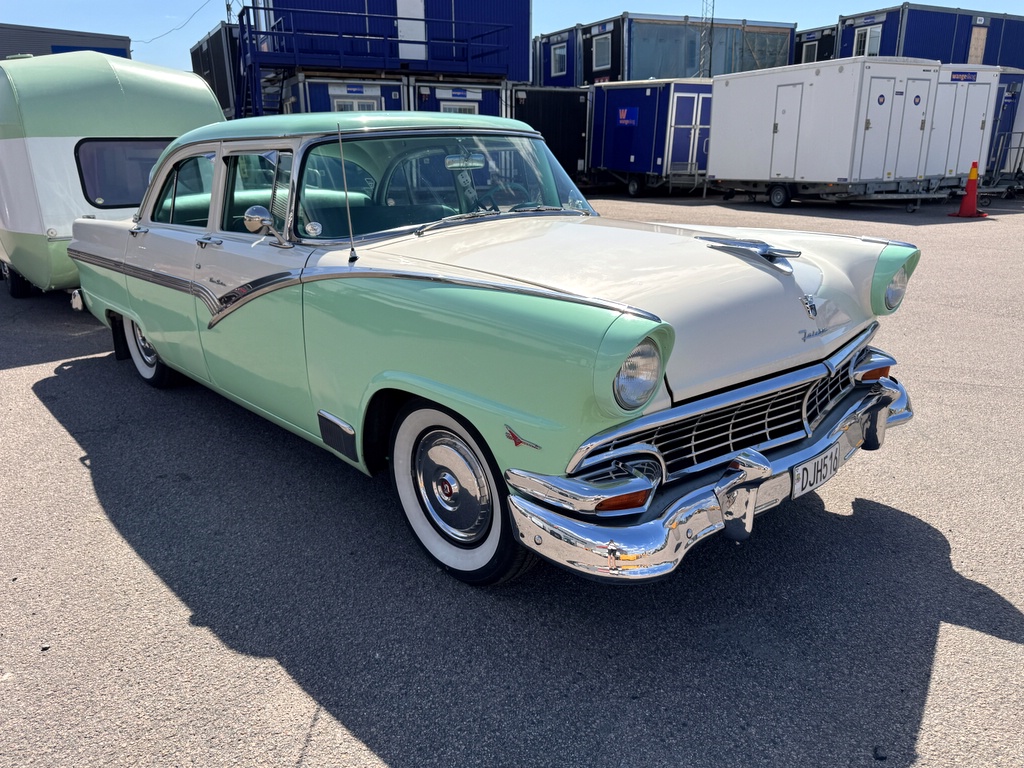 Ford Fairlane Town Sedan -56 + SMV husvagn Ford Fairlane Town Sedan -56 + SMV husvagn