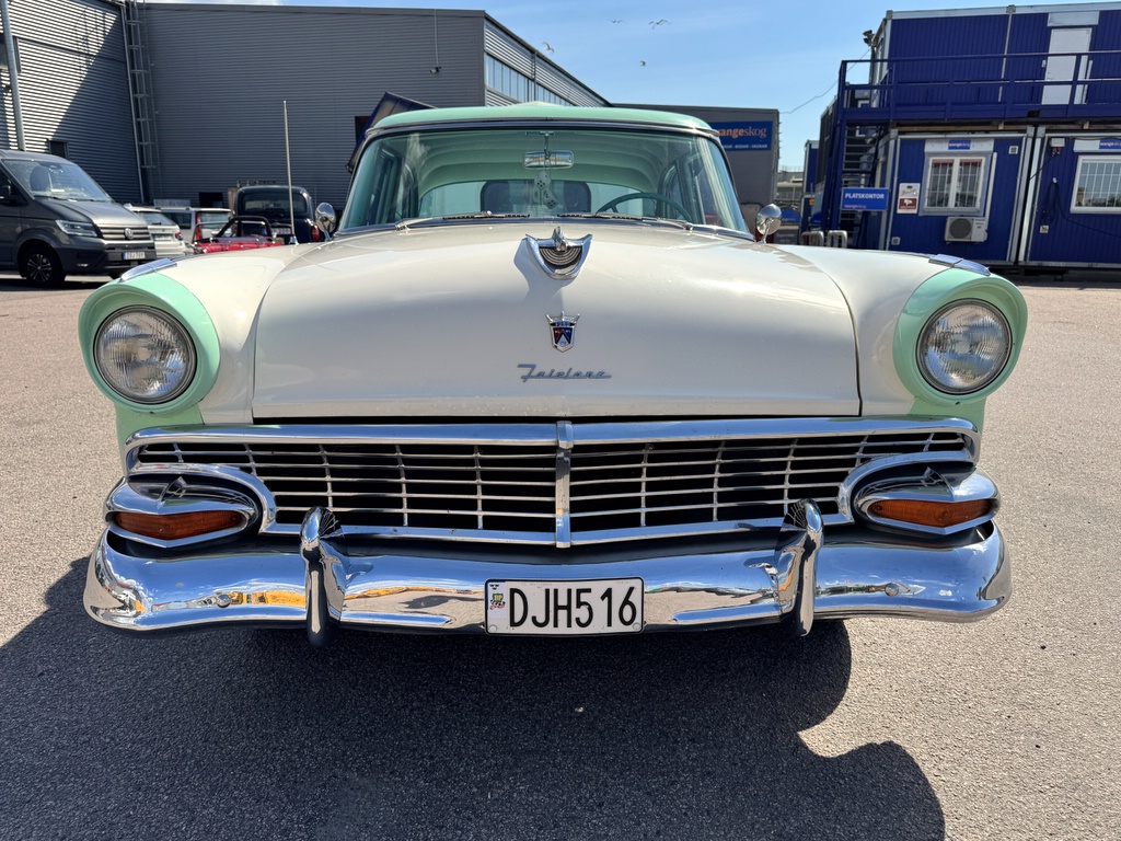 Ford Fairlane Town Sedan -56 + SMV husvagn Ford Fairlane Town Sedan -56 + SMV husvagn