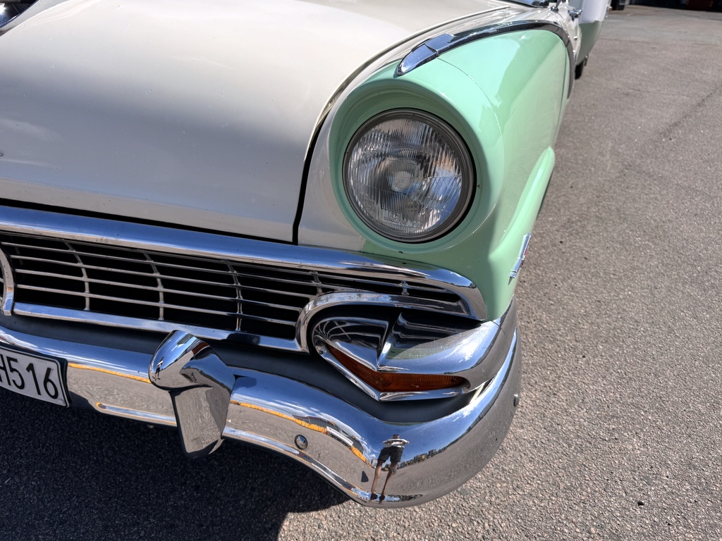 Ford Fairlane Town Sedan -56 + SMV husvagn Ford Fairlane Town Sedan -56 + SMV husvagn