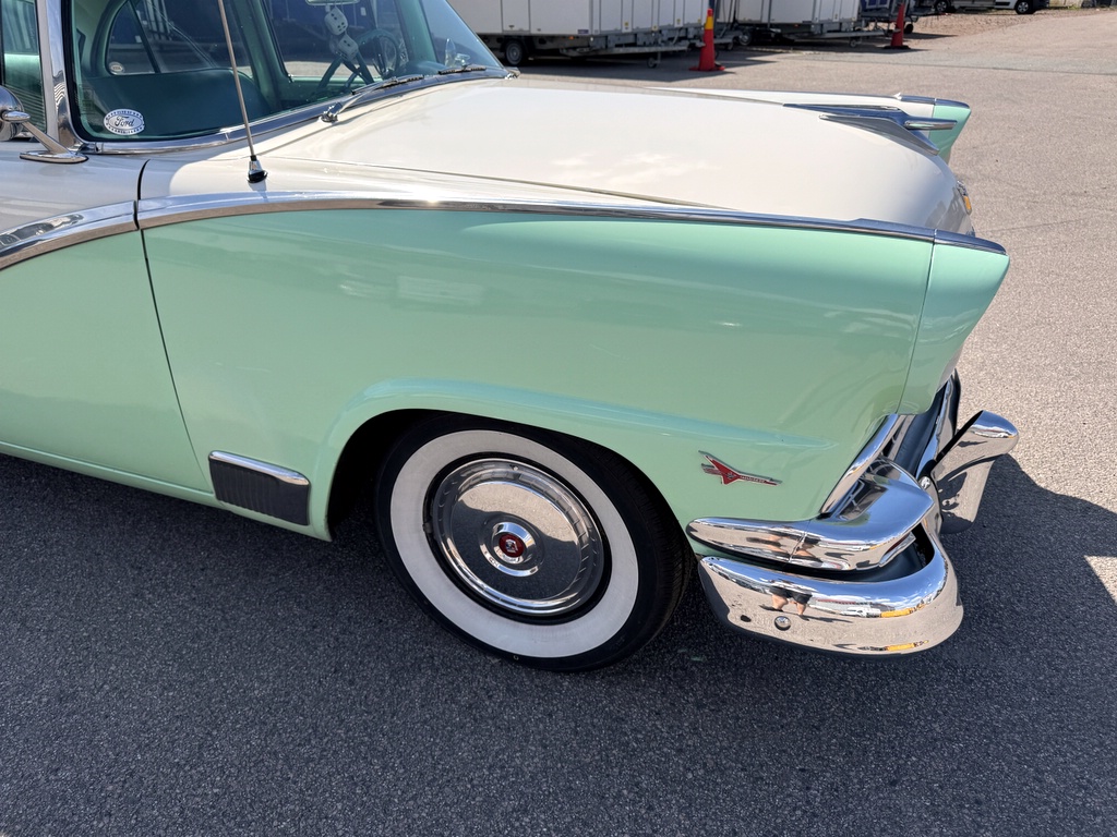 Ford Fairlane Town Sedan -56 + SMV husvagn Ford Fairlane Town Sedan -56 + SMV husvagn