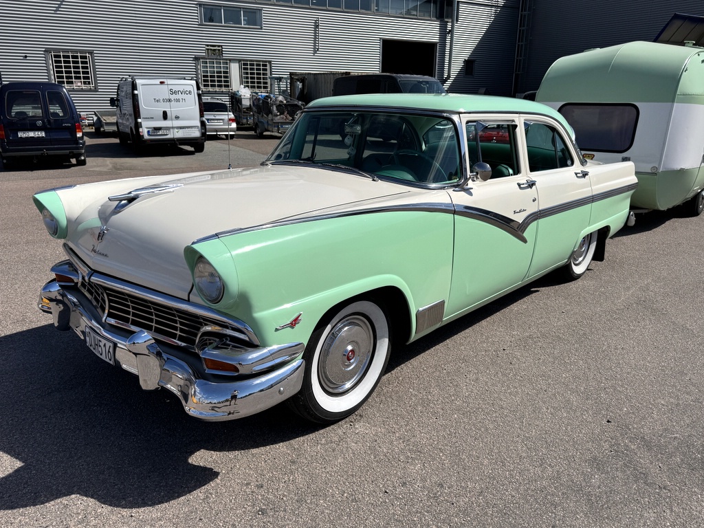 Ford Fairlane Town Sedan -56 + SMV husvagn Ford Fairlane Town Sedan -56 + SMV husvagn