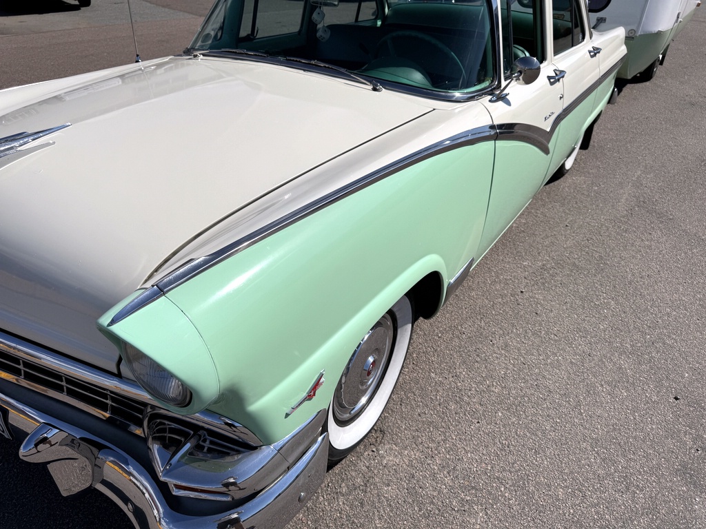 Ford Fairlane Town Sedan -56 + SMV husvagn Ford Fairlane Town Sedan -56 + SMV husvagn