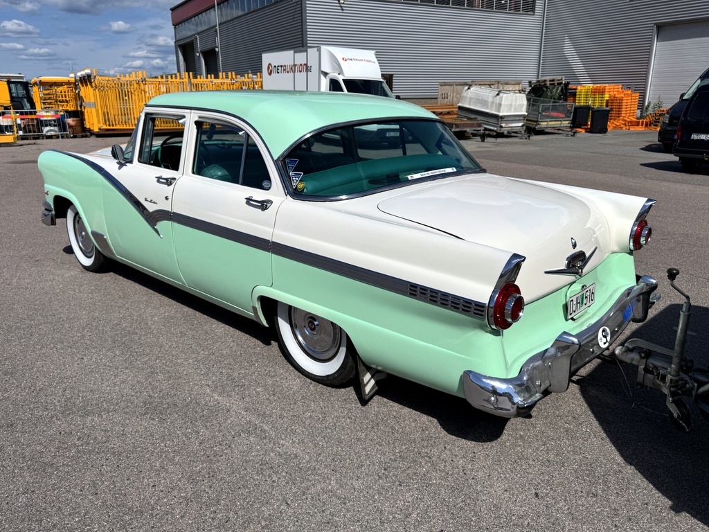 Ford Fairlane Town Sedan -56 + SMV husvagn Ford Fairlane Town Sedan -56 + SMV husvagn