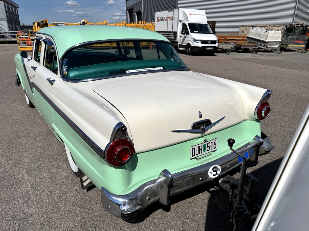 Ford Fairlane Town Sedan -56 + SMV husvagn Ford Fairlane Town Sedan -56 + SMV husvagn