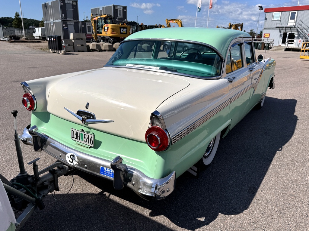 Ford Fairlane Town Sedan -56 + SMV husvagn Ford Fairlane Town Sedan -56 + SMV husvagn