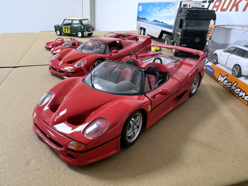 Modellbilar bl.a. Ferrari F50, lastbil mfl Modellbilar bl.a. Ferrari F50, lastbil mfl