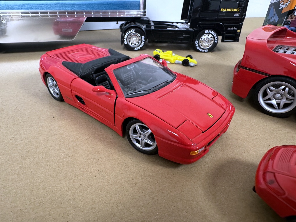 Modellbilar bl.a. Ferrari F50, lastbil mfl Modellbilar bl.a. Ferrari F50, lastbil mfl
