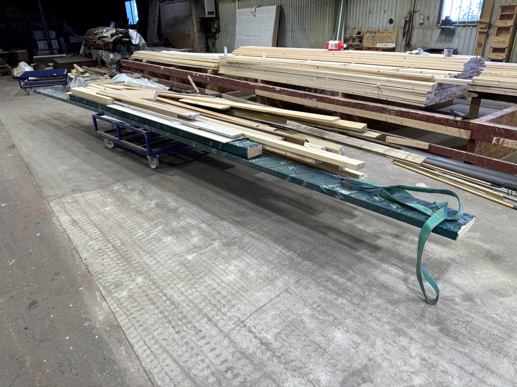 Materialvagn, limträbalk och diverse virke Materialvagn, limträbalk och diverse virke