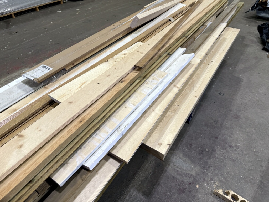 Materialvagn, limträbalk och diverse virke Materialvagn, limträbalk och diverse virke