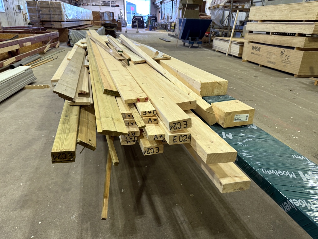 Materialvagn, limträbalk och diverse virke Materialvagn, limträbalk och diverse virke
