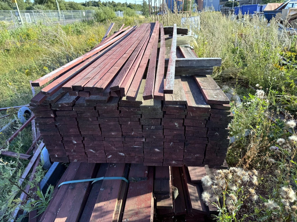 Läkt och panel, grundmålat Läkt och panel, grundmålat