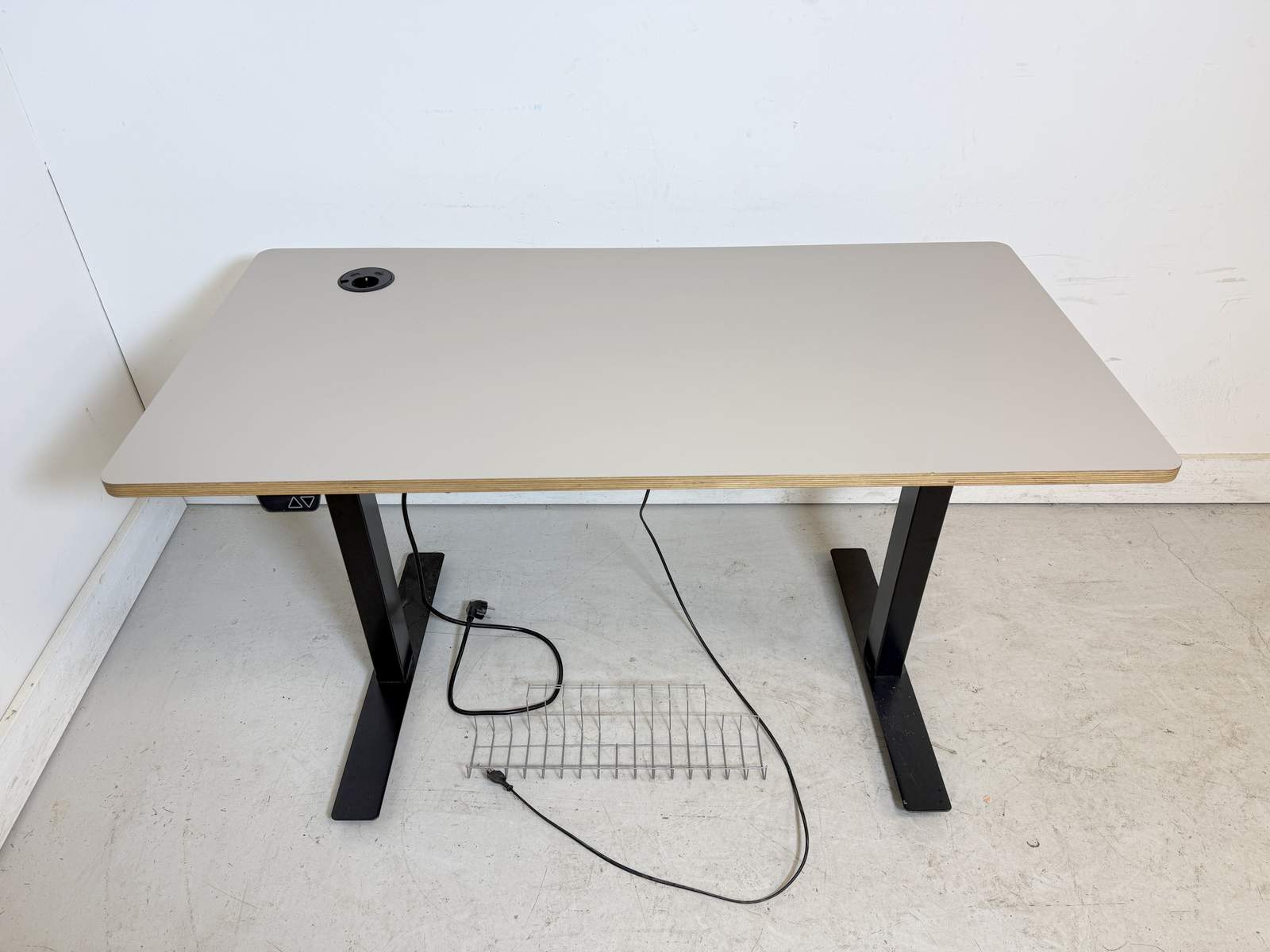 Elskrivbord, USB & eluttag