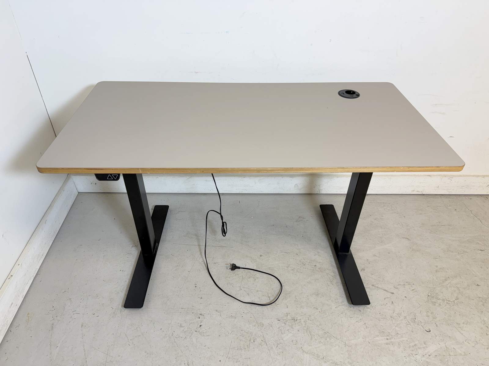 Elskrivbord, USB & eluttag