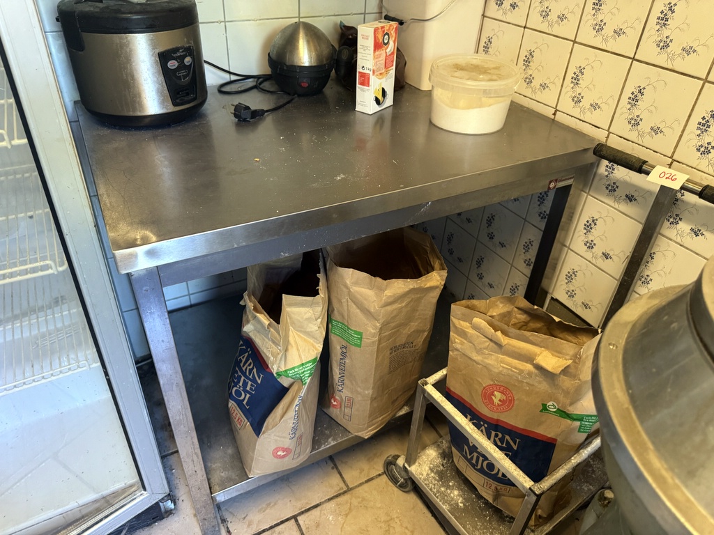 Bänk i rostfritt
