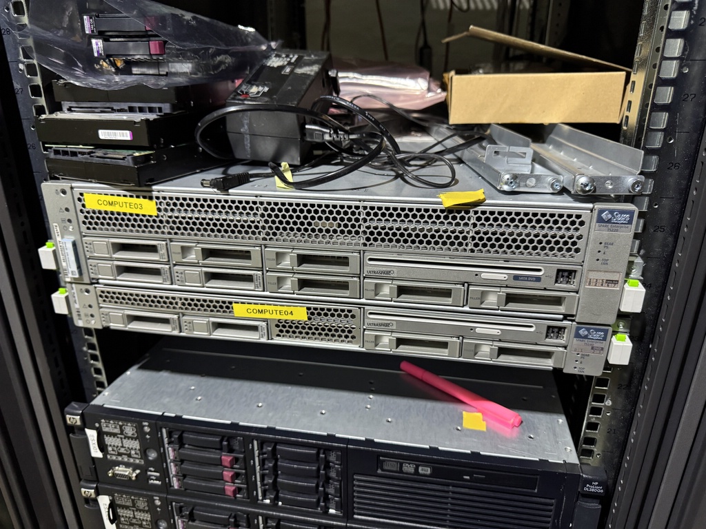 Serverskåp HP med serverutrustning Serverskåp HP med serverutrustning