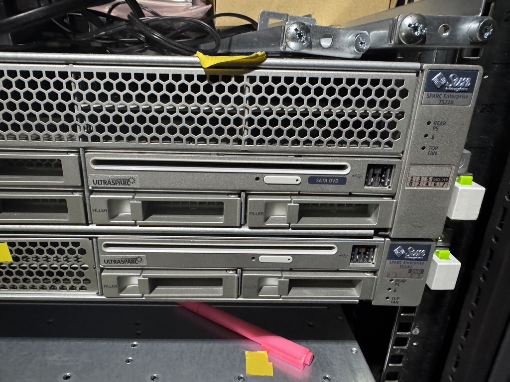 Serverskåp HP med serverutrustning Serverskåp HP med serverutrustning