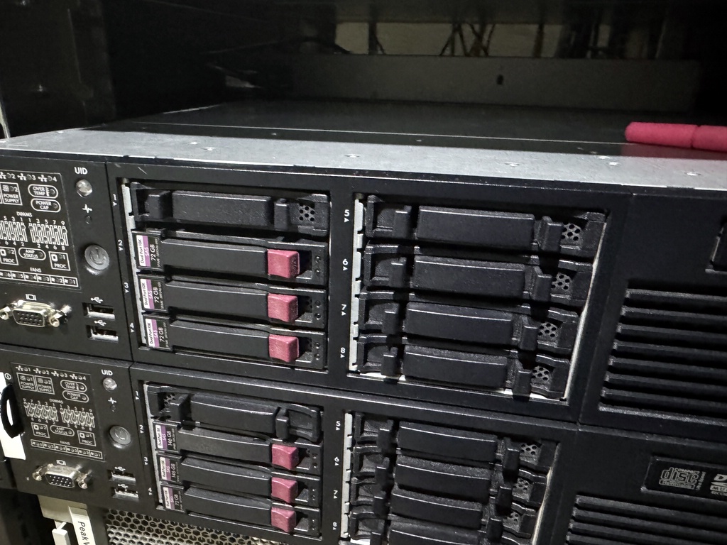 Serverskåp HP med serverutrustning Serverskåp HP med serverutrustning