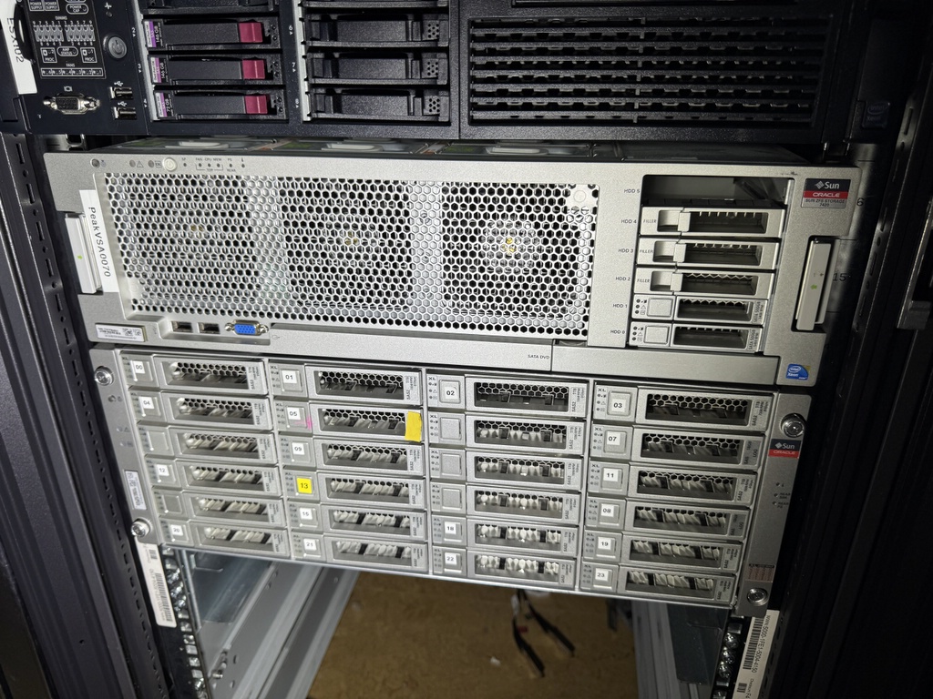 Serverskåp HP med serverutrustning Serverskåp HP med serverutrustning