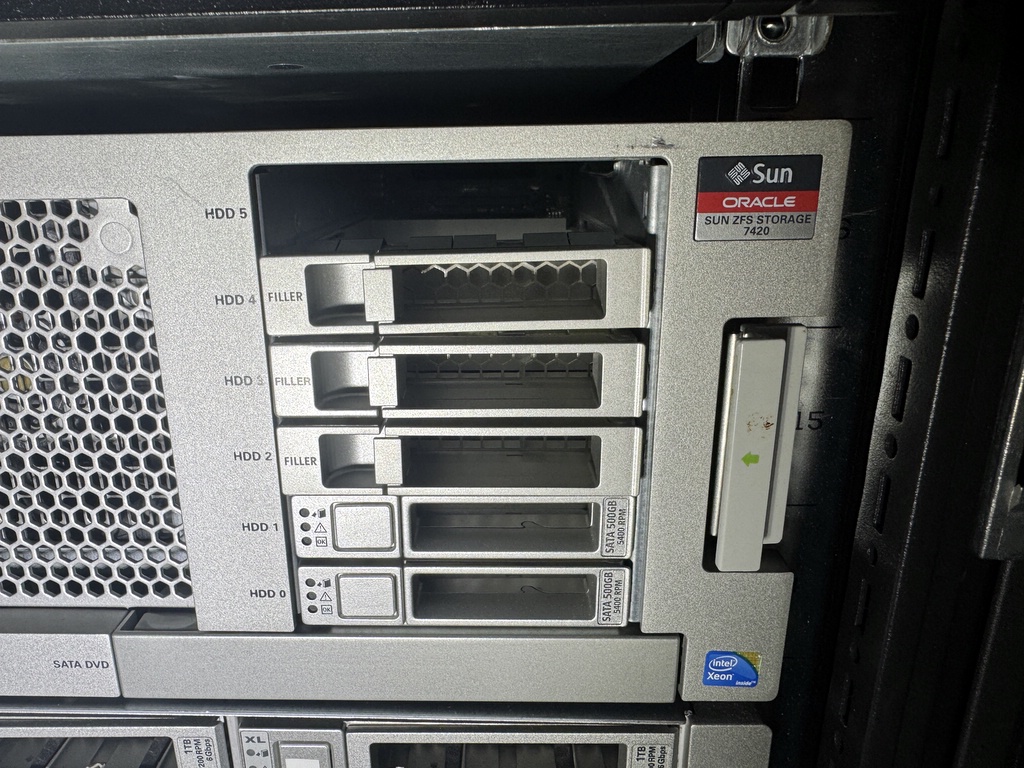 Serverskåp HP med serverutrustning Serverskåp HP med serverutrustning
