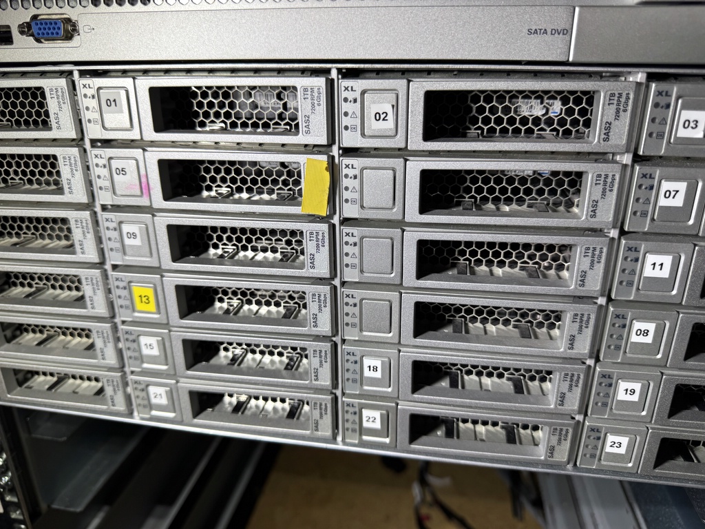 Serverskåp HP med serverutrustning Serverskåp HP med serverutrustning