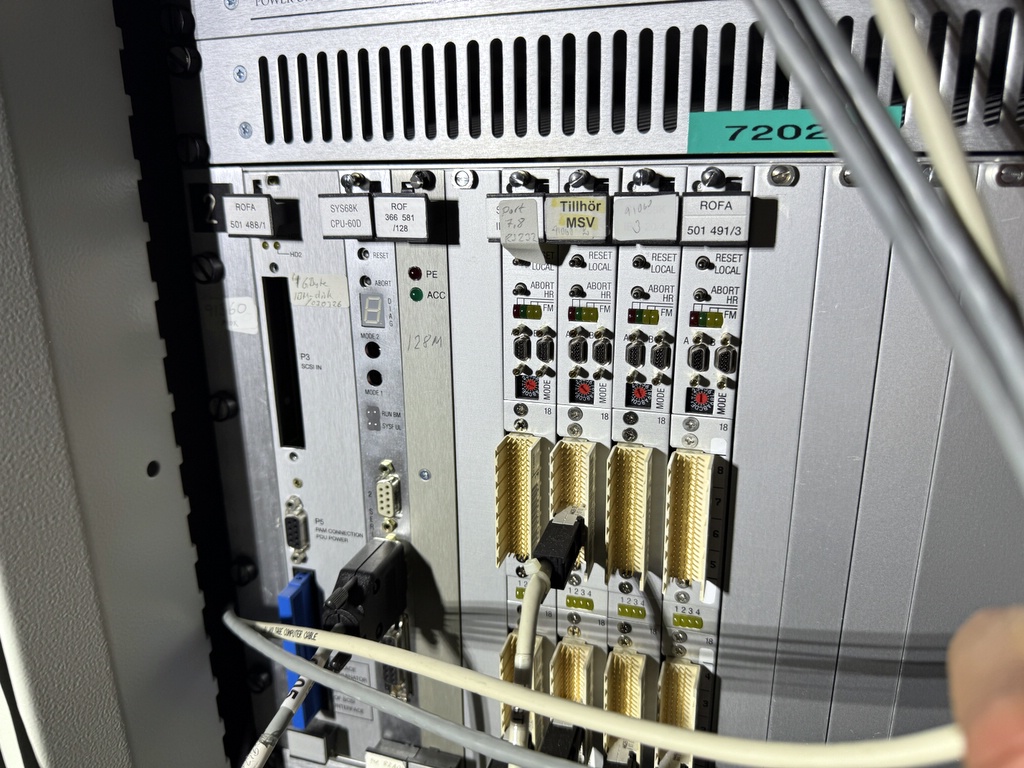 Serverskåp med innehåll DRR stativ Serverskåp med innehåll DRR stativ