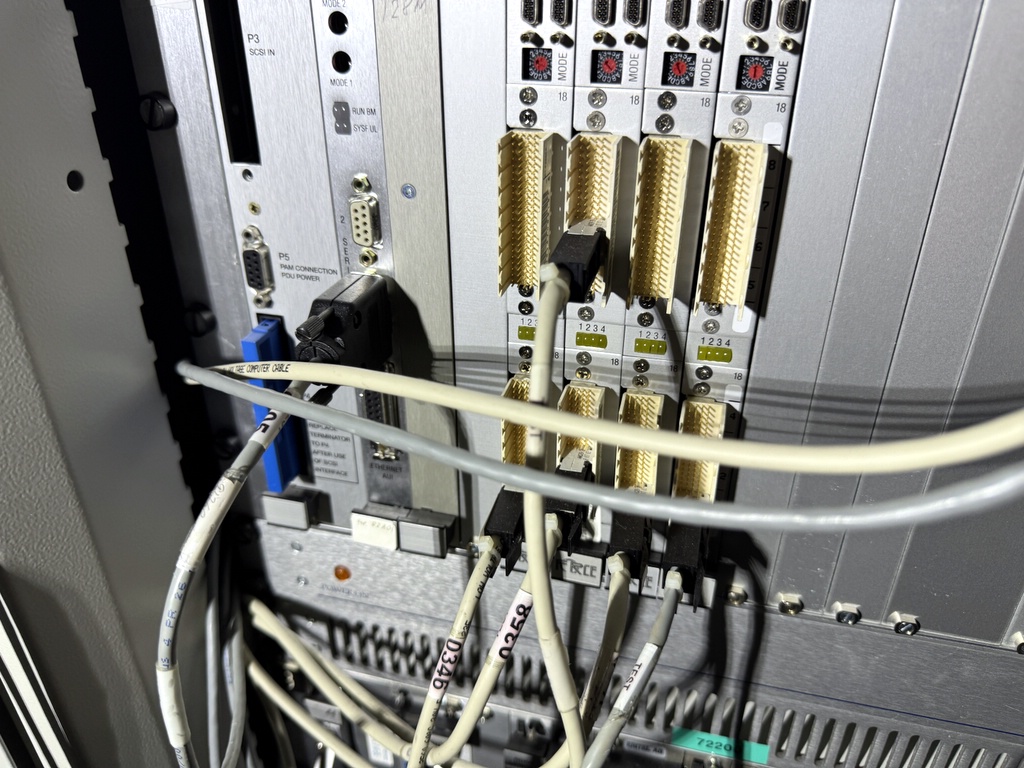 Serverskåp med innehåll DRR stativ Serverskåp med innehåll DRR stativ