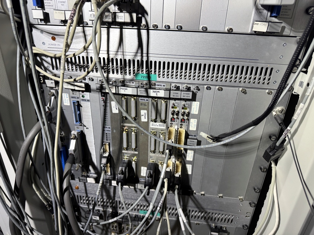 Serverskåp med innehåll DRR stativ Serverskåp med innehåll DRR stativ