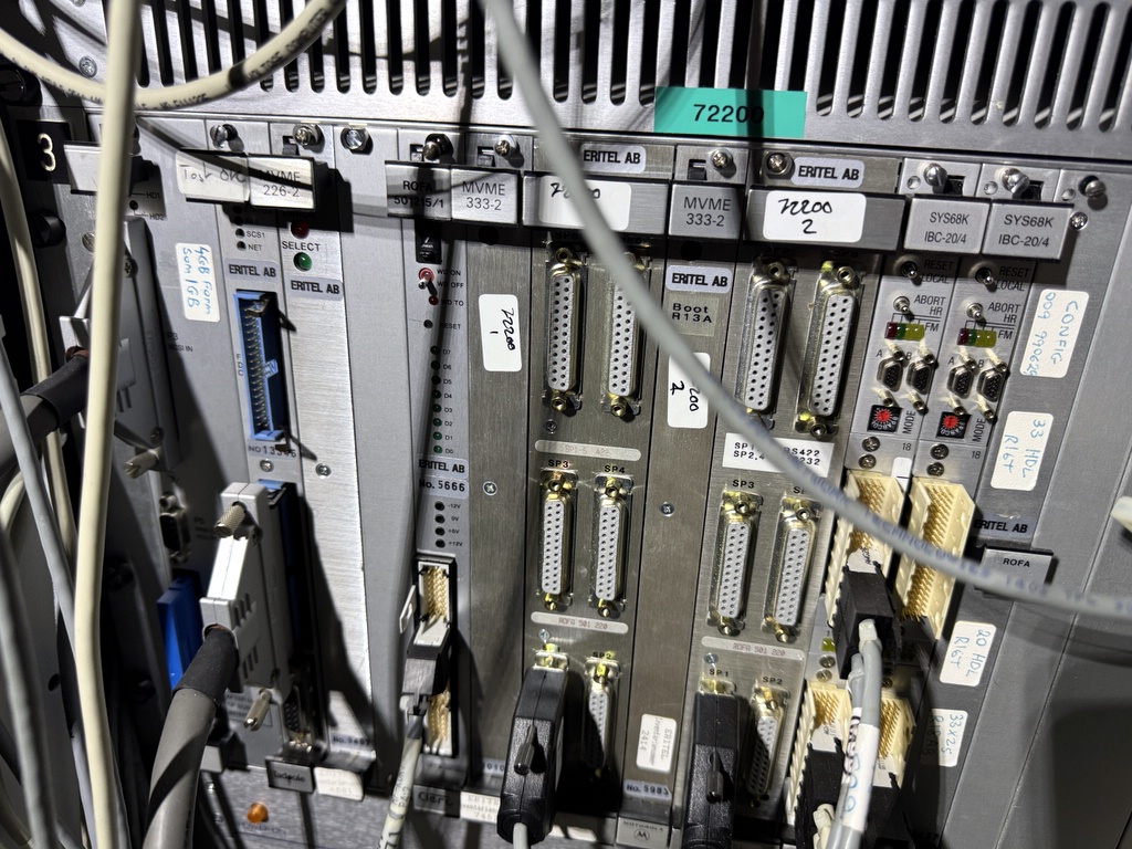 Serverskåp med innehåll DRR stativ Serverskåp med innehåll DRR stativ