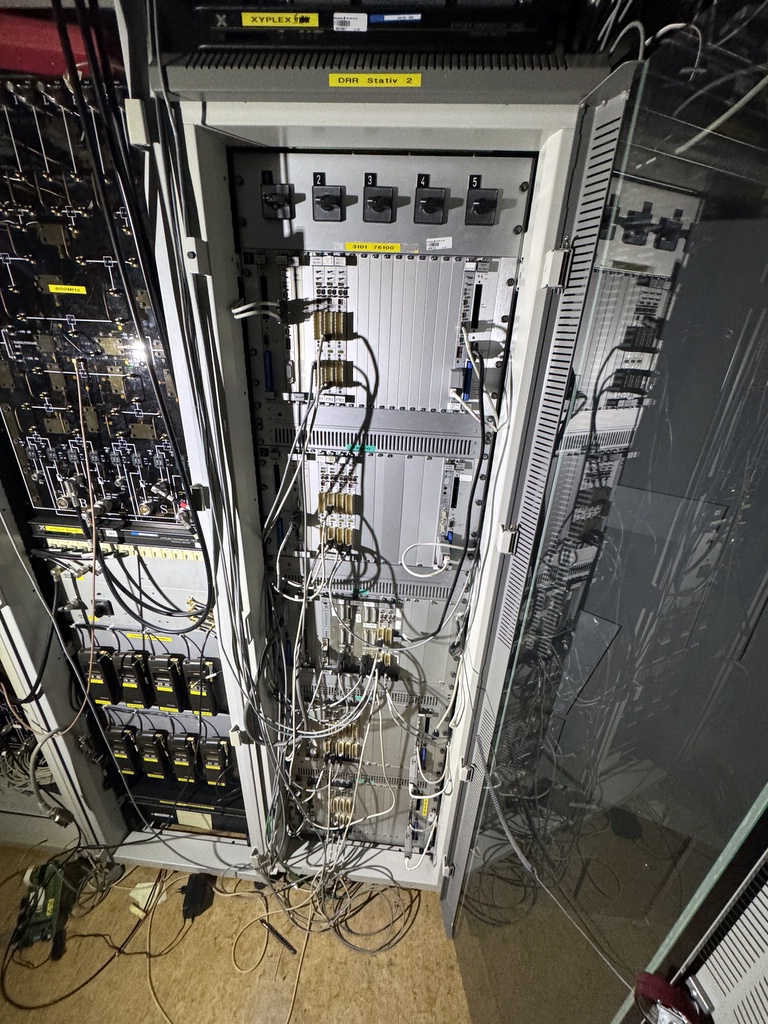 Serverskåp med innehåll DRR stativ Serverskåp med innehåll DRR stativ