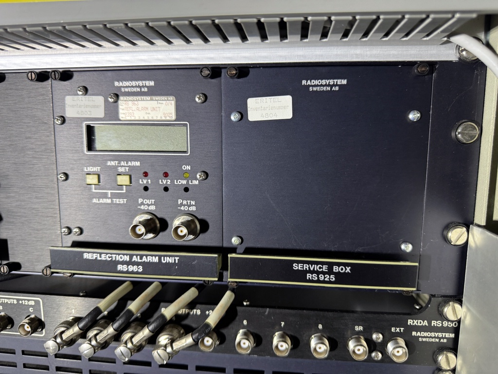 Serverskåp med bl.a. Mobitex radiosystem Serverskåp med bl.a. Mobitex radiosystem