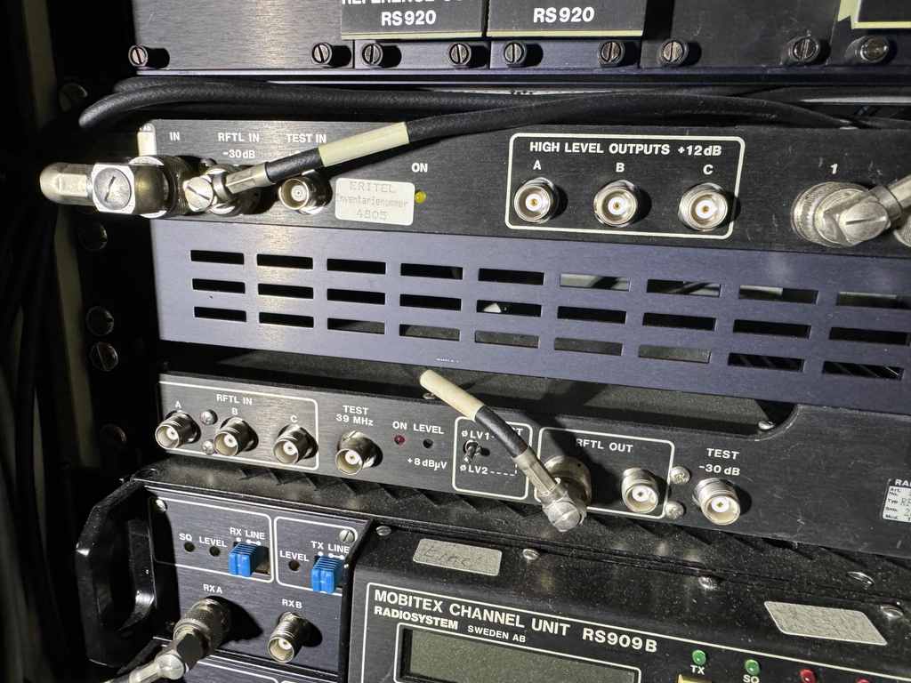 Serverskåp med bl.a. Mobitex radiosystem Serverskåp med bl.a. Mobitex radiosystem