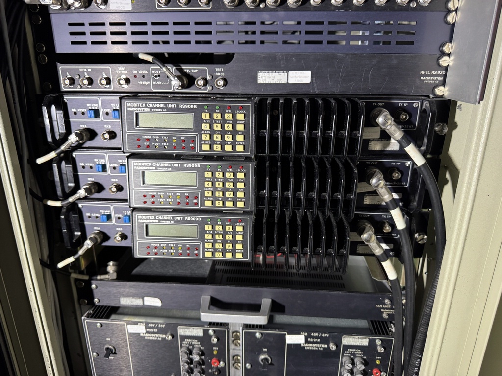 Serverskåp med bl.a. Mobitex radiosystem Serverskåp med bl.a. Mobitex radiosystem