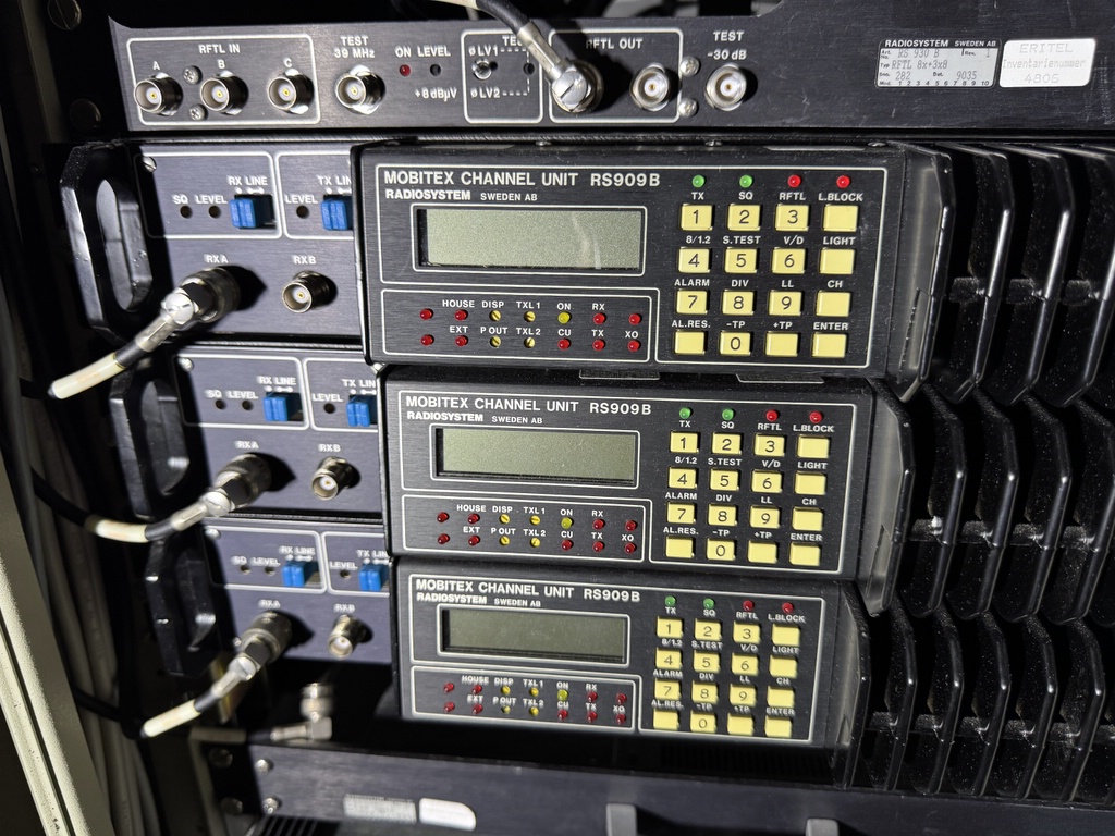 Serverskåp med bl.a. Mobitex radiosystem Serverskåp med bl.a. Mobitex radiosystem