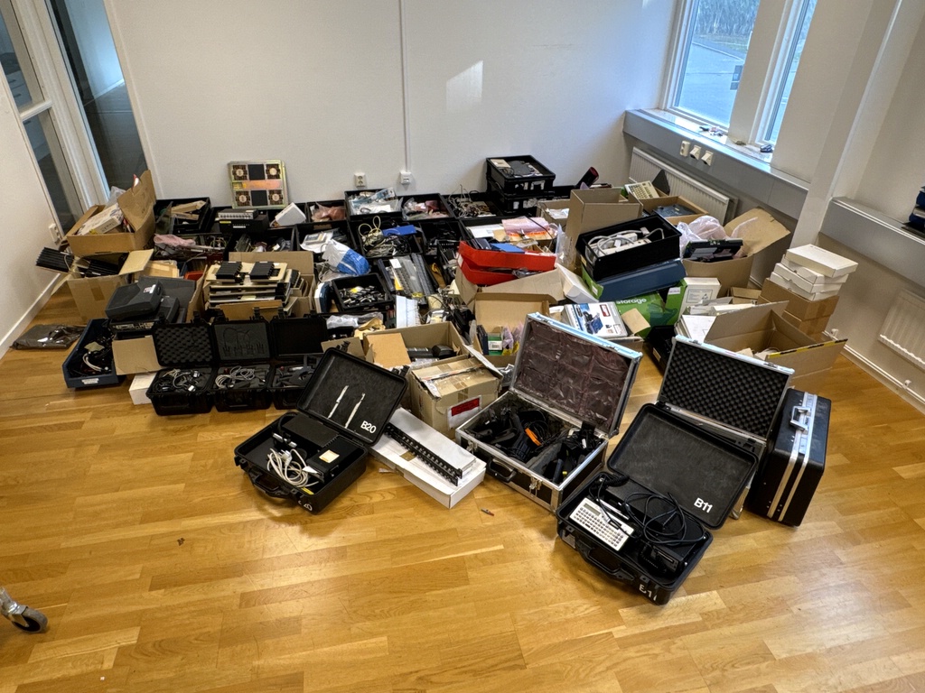 Ett parti elektronik och teknik Ett parti elektronik och teknik
