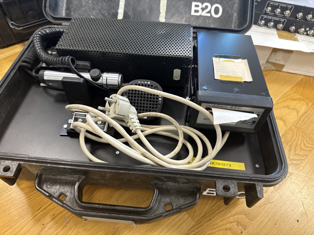 Ett parti elektronik och teknik Ett parti elektronik och teknik