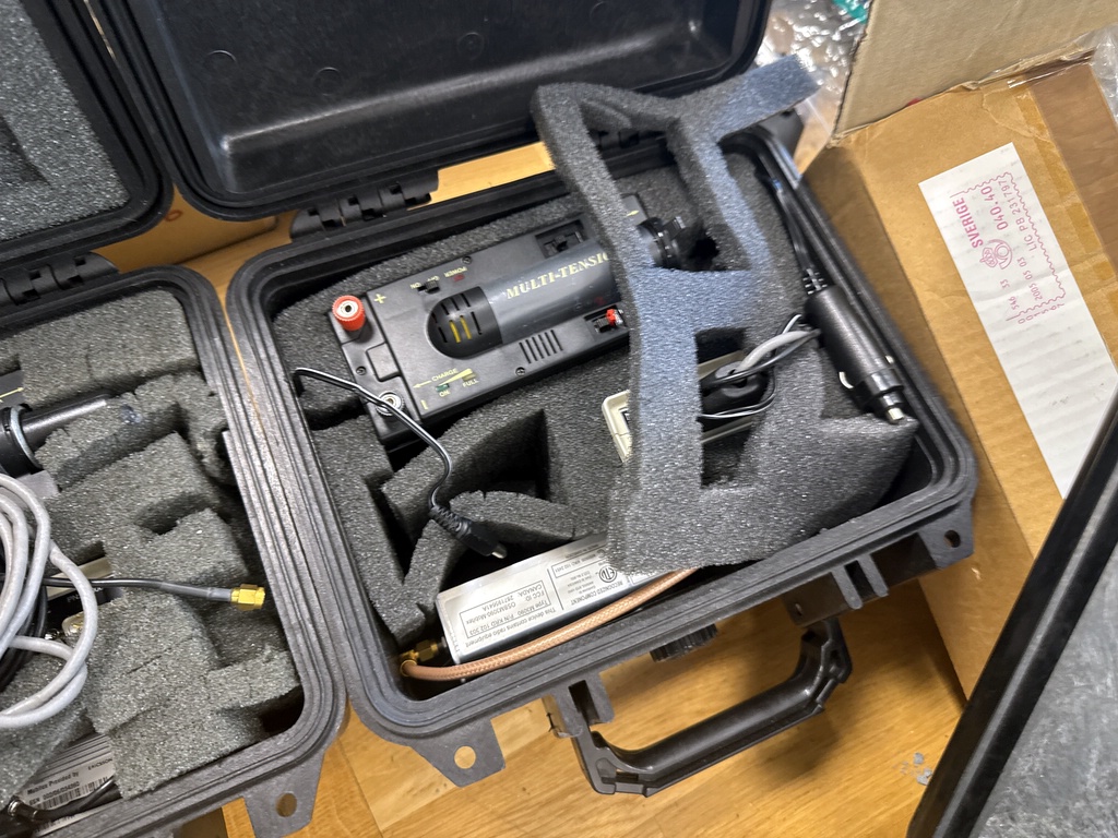Ett parti elektronik och teknik Ett parti elektronik och teknik
