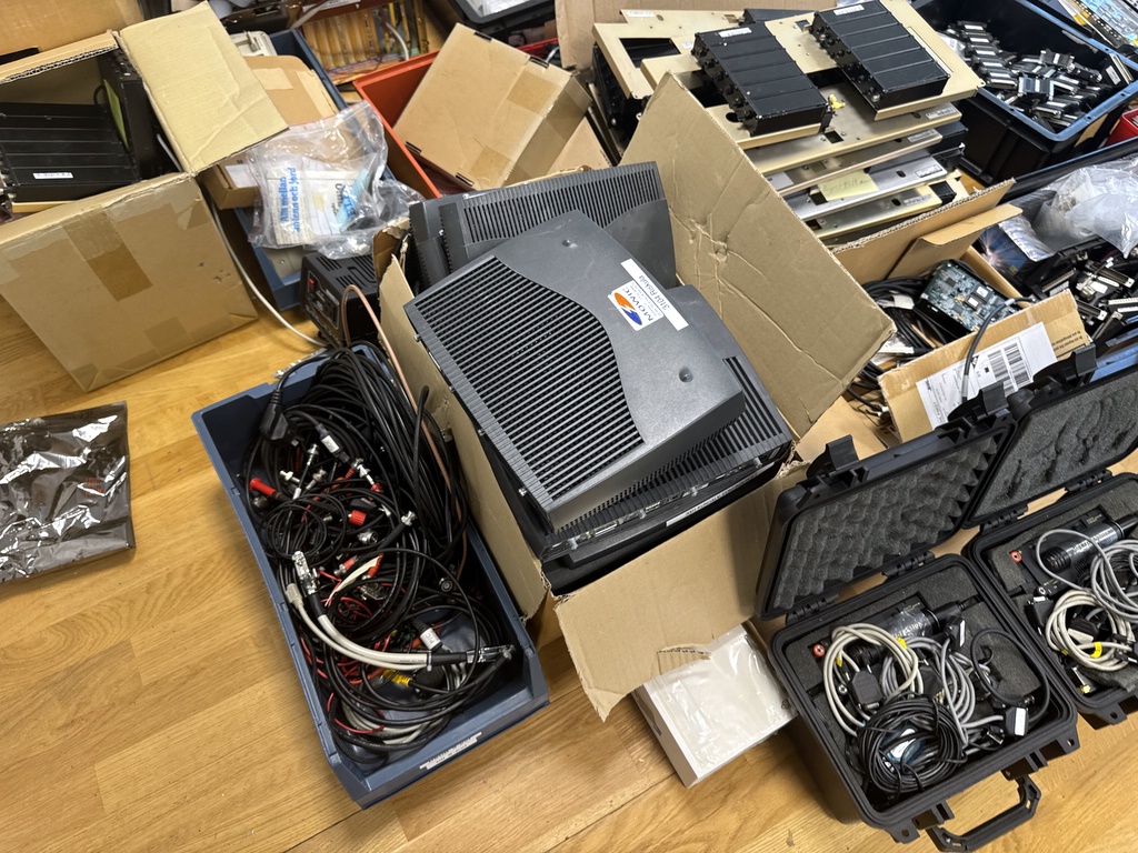 Ett parti elektronik och teknik Ett parti elektronik och teknik