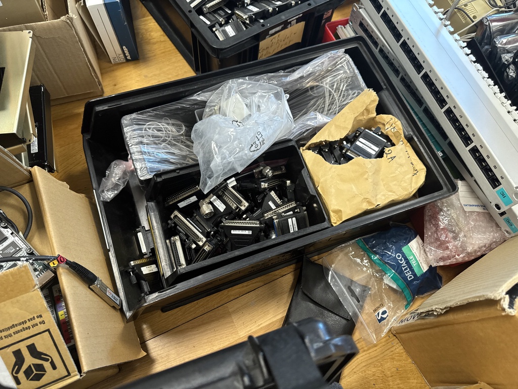 Ett parti elektronik och teknik Ett parti elektronik och teknik