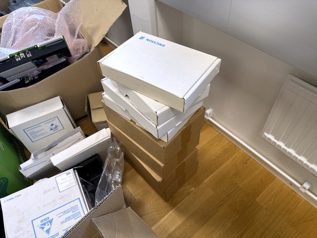 Ett parti elektronik och teknik Ett parti elektronik och teknik