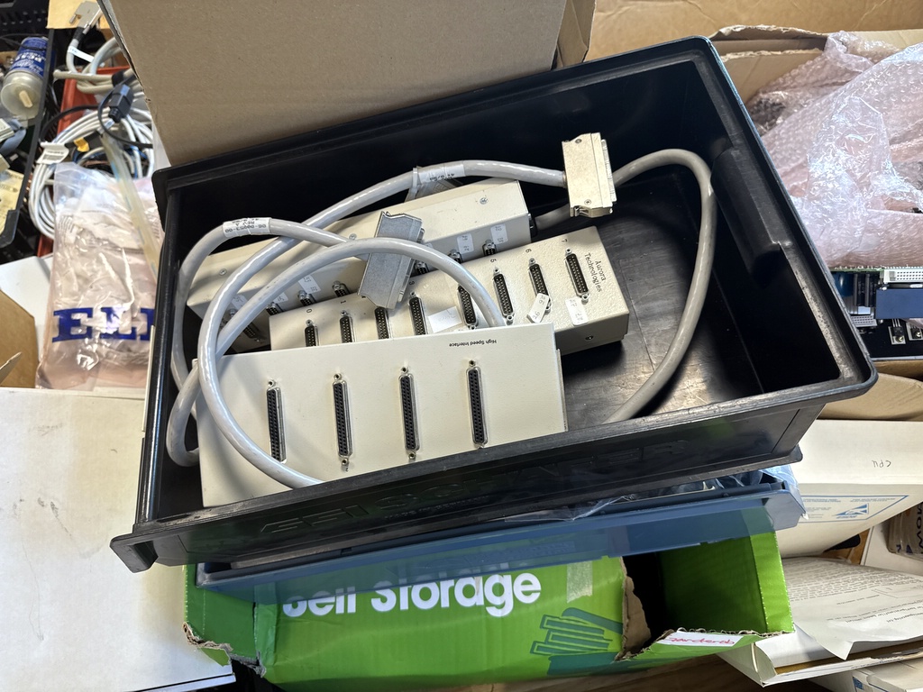 Ett parti elektronik och teknik Ett parti elektronik och teknik