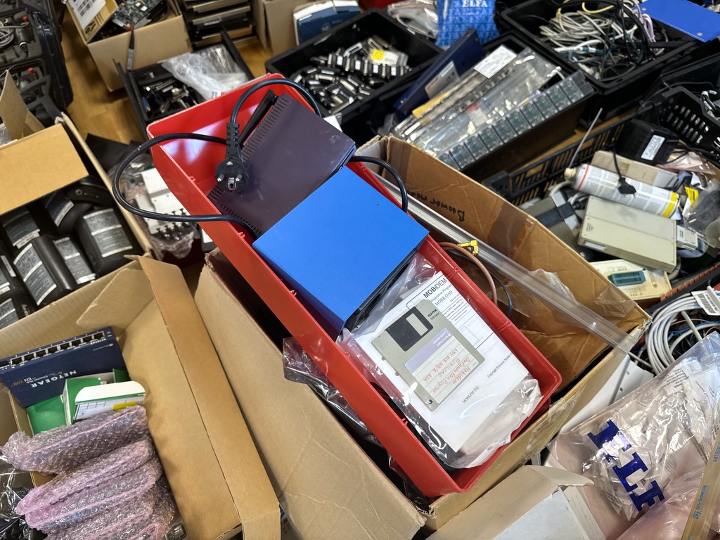 Ett parti elektronik och teknik Ett parti elektronik och teknik