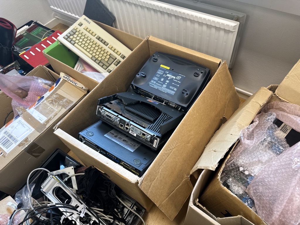 Ett parti elektronik och teknik Ett parti elektronik och teknik