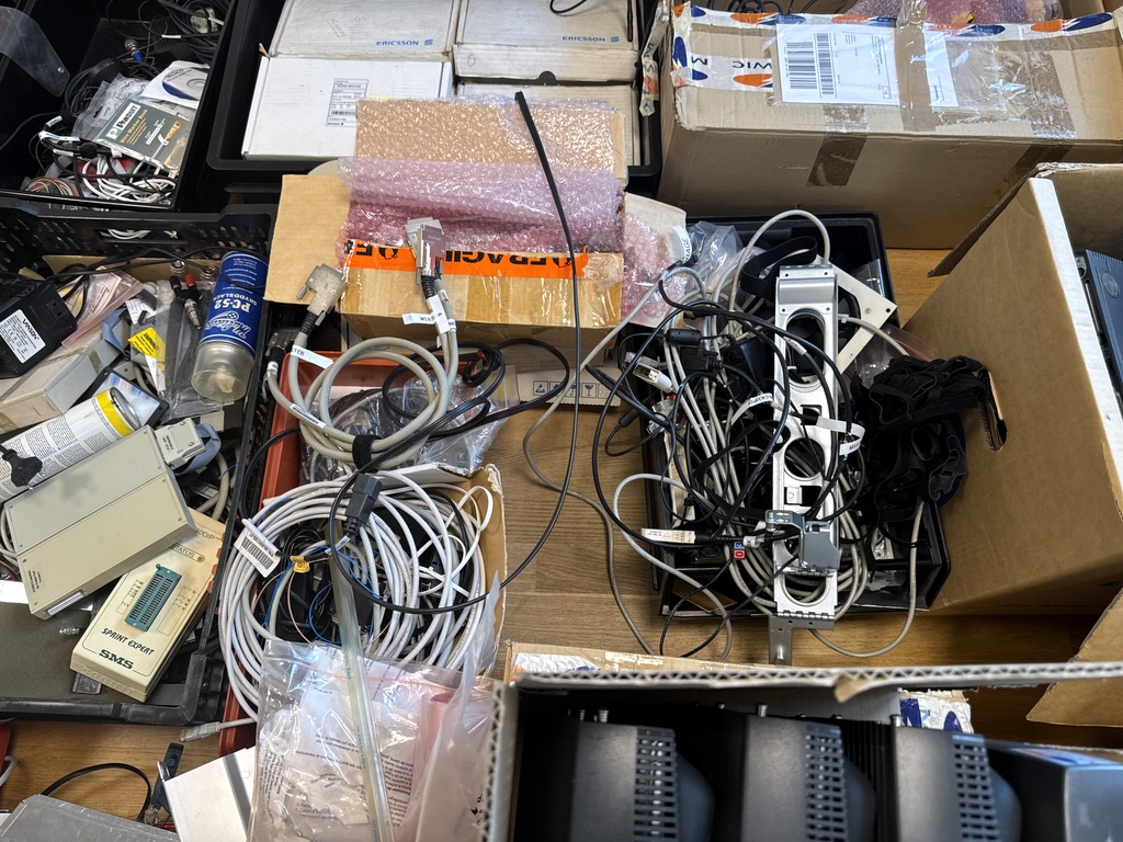 Ett parti elektronik och teknik Ett parti elektronik och teknik