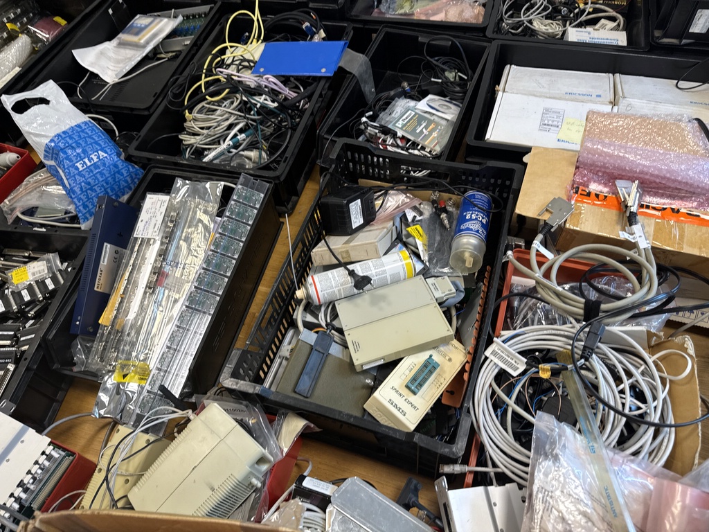Ett parti elektronik och teknik Ett parti elektronik och teknik
