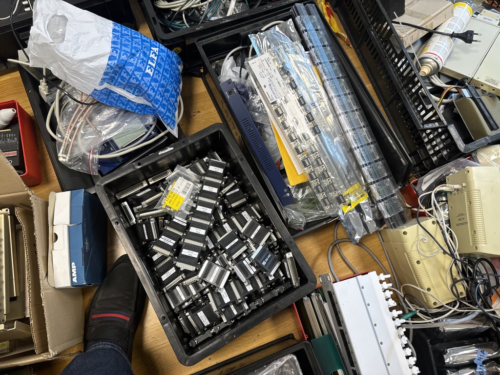 Ett parti elektronik och teknik Ett parti elektronik och teknik