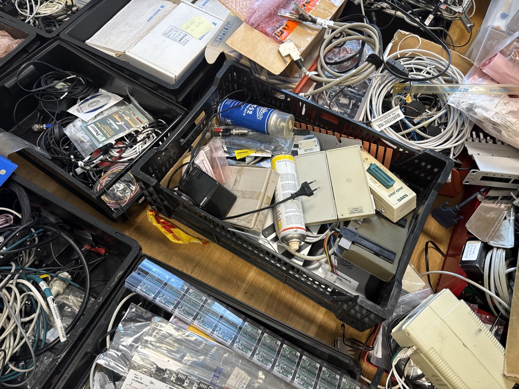 Ett parti elektronik och teknik Ett parti elektronik och teknik
