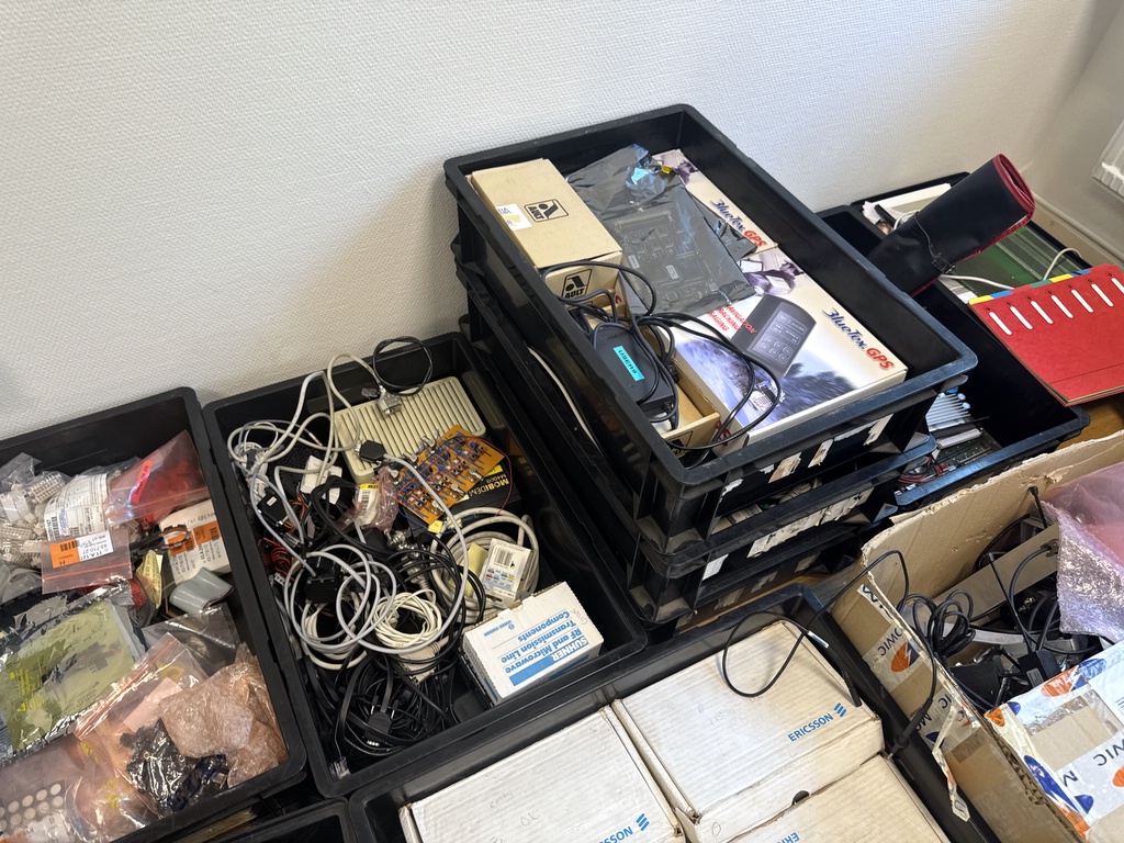 Ett parti elektronik och teknik Ett parti elektronik och teknik