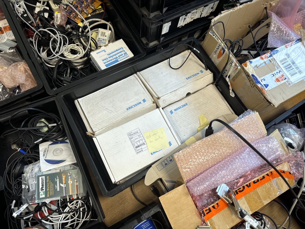 Ett parti elektronik och teknik Ett parti elektronik och teknik