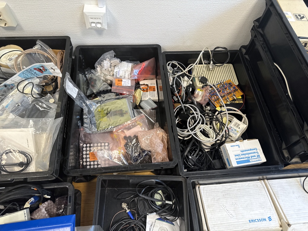Ett parti elektronik och teknik Ett parti elektronik och teknik