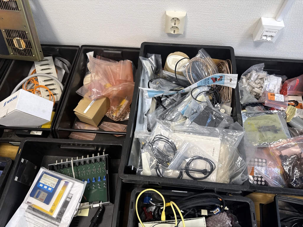 Ett parti elektronik och teknik Ett parti elektronik och teknik
